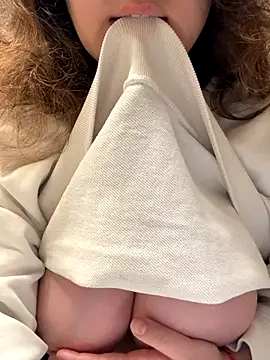 Snapshot of luisa_evans chatting on December 15, 9:19 pm luisa evans online show from December 15, 9:19 pm