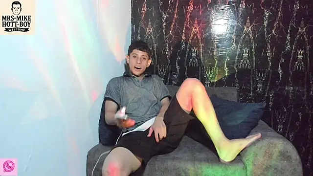 Snapshot of Mrs-mike-hott-boy chatting on December 14, 3:45 am Mrs-mike-hott-boy online show from December 14, 3:45 am