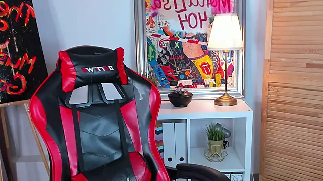 Snapshot of katymeaw chatting on April 6, 1:25 am katymeaw online show from April 6, 1:25 am