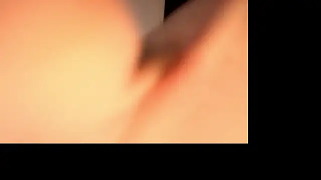 Snapshot of bluntbeautyxo chatting on December 16, 2:22 pm bluntbeautyxo online show from December 16, 2:22 pm