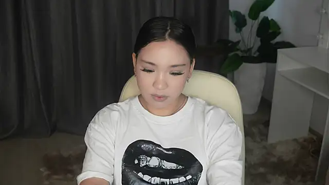 AyannaMilian online show from December 15, 9:02 am