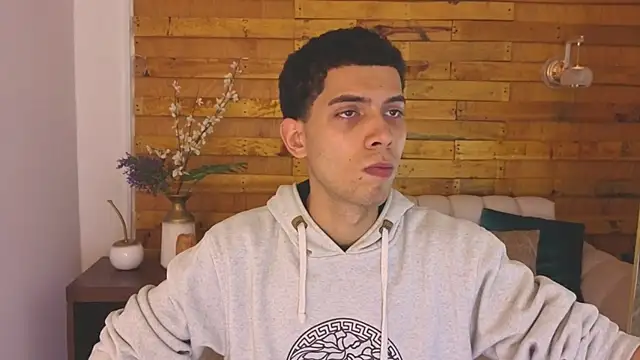 Snapshot of prettyboyy_13 chatting on December 18, 3:12 am prettyboyy 13 online show from December 18, 3:12 am