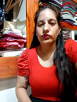 Snapshot of julietaloovee chatting on February 18, 1:29 pm julietaloovee online show from February 18, 1:29 pm