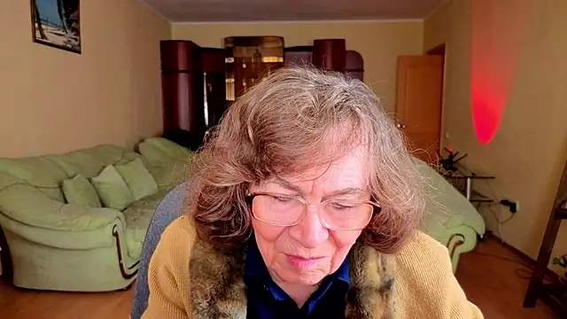 Snapshot of Betty_Bricks chatting on December 14, 7:58 am Betty Bricks online show from December 14, 7:58 am