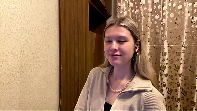 SkyeDavis online show from December 21, 7:10 pm