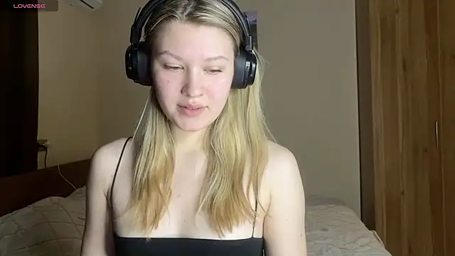 SkyeDavis online show from February 5, 8:57 pm