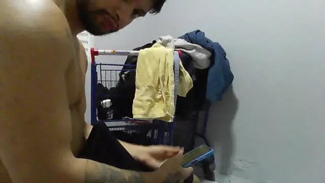 Snapshot of moreno_dotado22 chatting on May 6, 9:20 pm moreno dotado22 online show from May 6, 9:20 pm