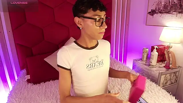 Snapshot of Owen_JP chatting on April 8, 3:06 am Owen JP online show from April 8, 3:06 am