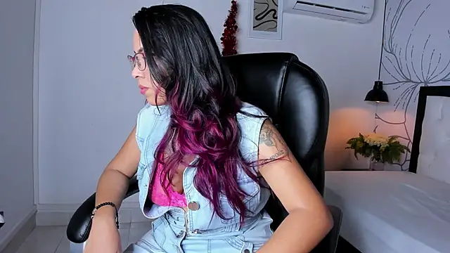 Snapshot of isa_valverde chatting on December 18, 3:45 am isa valverde online show from December 18, 3:45 am