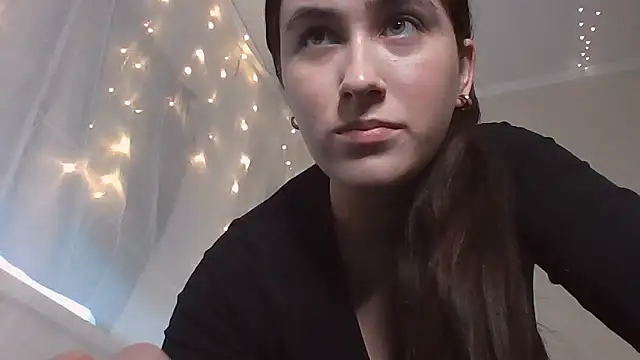 Snapshot of moonhigl chatting on December 16, 12:21 pm moonhigl online show from December 16, 12:21 pm