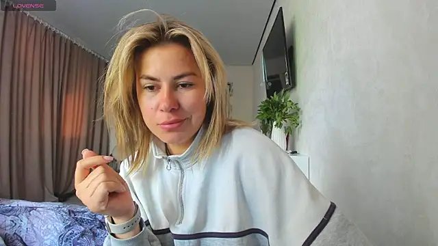 Roxi Joy online show from May 28, 6:54 am