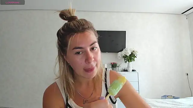 Snapshot of Roxi_Joy chatting on June 5, 7:25 am Roxi Joy online show from June 5, 7:25 am