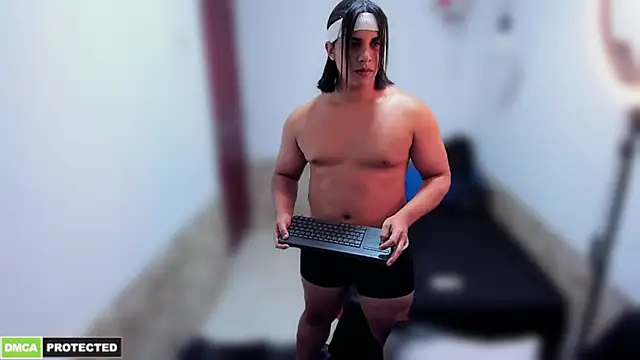 Snapshot of latinboyfit chatting on February 15, 3:14 am latinboyfit online show from February 15, 3:14 am