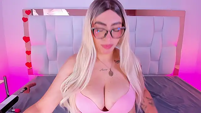 Snapshot of CamilleJuicy_ chatting on April 25, 1:03 pm CamilleJuicy online show from April 25, 1:03 pm