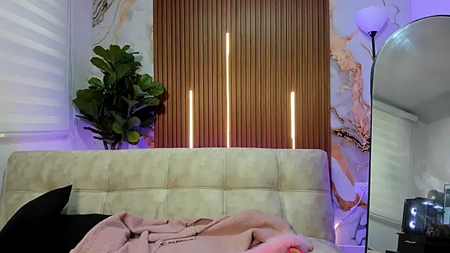 Nickie reed  online show from December 22, 8:28 pm