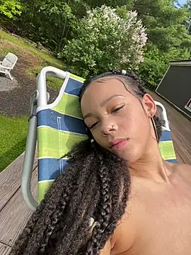 NikkiMakesUSticky online show from June 4, 7:09 pm