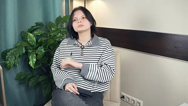 Snapshot of LurleneRanft chatting on December 18, 8:42 am LurleneRanft online show from December 18, 8:42 am