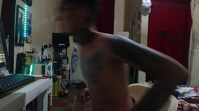 Snapshot of Boy_tatto77 chatting on July 11, 3:31 am Boy tatto77 online show from July 11, 3:31 am