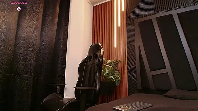 Snapshot of Noah_Clarkk chatting on February 14, 11:23 pm Noah Clarkk online show from February 14, 11:23 pm