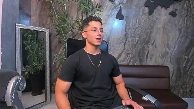 Snapshot of Noah_Clarkk chatting on February 21, 11:28 pm Noah Clarkk online show from February 21, 11:28 pm