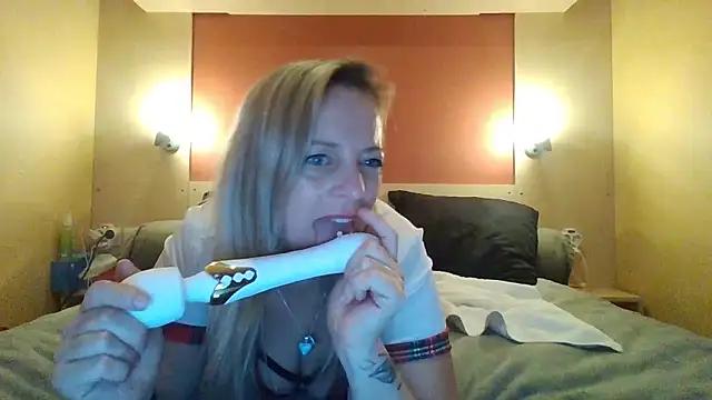 Snapshot of Miss-Chupagirly chatting on January 13, 10:15 pm Miss-Chupagirly online show from January 13, 10:15 pm