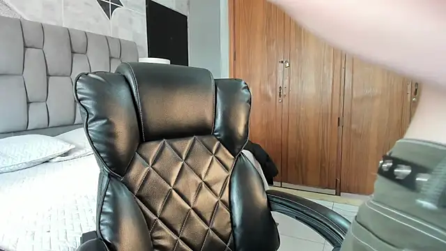 Snapshot of ChannelWhitee_ chatting on January 7, 9:50 pm ChannelWhitee online show from January 7, 9:50 pm