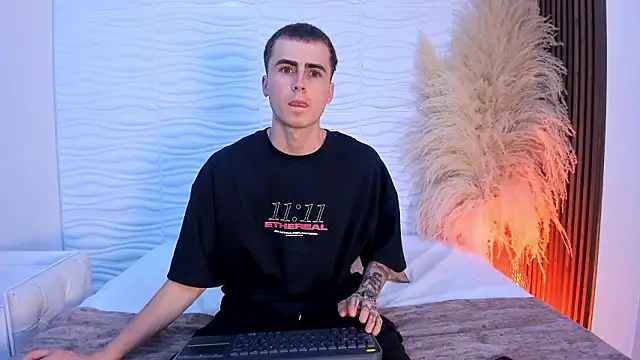 Snapshot of SpaceBoy1 chatting on February 15, 9:00 pm SpaceBoy1 online show from February 15, 9:00 pm