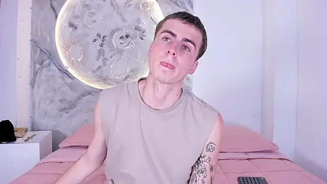 Snapshot of SpaceBoy1 chatting on February 27, 8:53 pm SpaceBoy1 online show from February 27, 8:53 pm