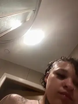 urprettygirlleenay online show from April 21, 7:28 pm