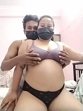 Snapshot of DesiSeductress chatting on February 1, 12:20 am DesiSeductress online show from February 1, 12:20 am