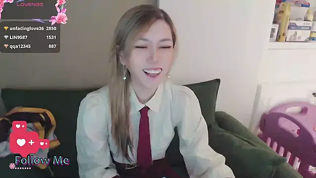 Snapshot of whitecat13 chatting on April 22, 11:12 am whitecat13 online show from April 22, 11:12 am