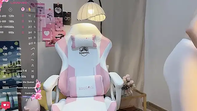 cuteqiqi online show from April 12, 2:00 pm