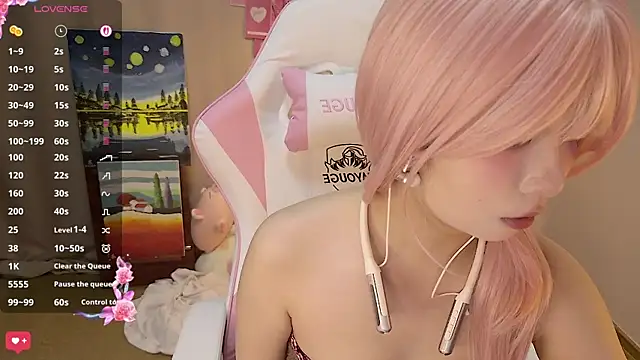 cuteqiqi online show from April 17, 1:14 pm