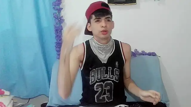 Snapshot of nico22love chatting on February 22, 3:43 pm nico22love online show from February 22, 3:43 pm