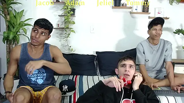 Snapshot of Interracial_Snow_Bunny chatting on January 31, 11:14 pm Interracial Snow Bunny online show from January 31, 11:14 pm