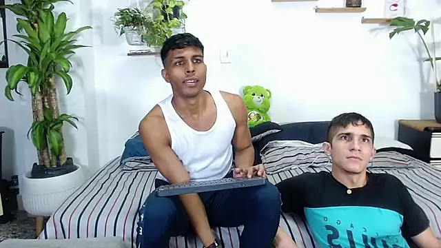 Snapshot of Interracial_Snow_Bunny chatting on February 7, 11:30 pm Interracial Snow Bunny online show from February 7, 11:30 pm