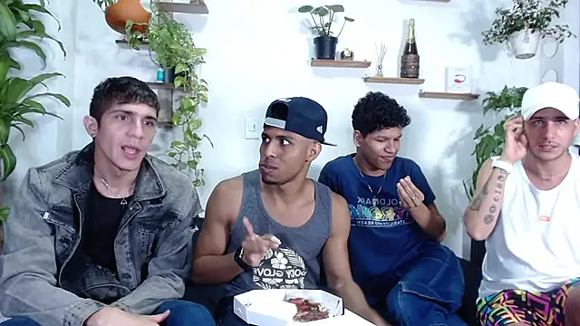 Snapshot of Interracial_Snow_Bunny chatting on February 21, 9:16 pm Interracial Snow Bunny online show from February 21, 9:16 pm