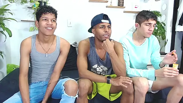 Snapshot of Interracial_Snow_Bunny chatting on February 23, 11:13 pm Interracial Snow Bunny online show from February 23, 11:13 pm