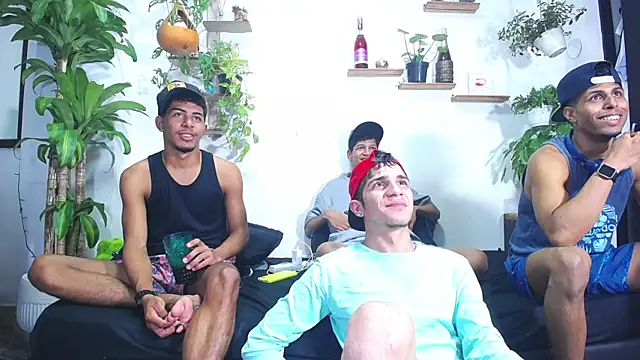 Snapshot of Interracial_Snow_Bunny chatting on February 28, 11:28 pm Interracial Snow Bunny online show from February 28, 11:28 pm