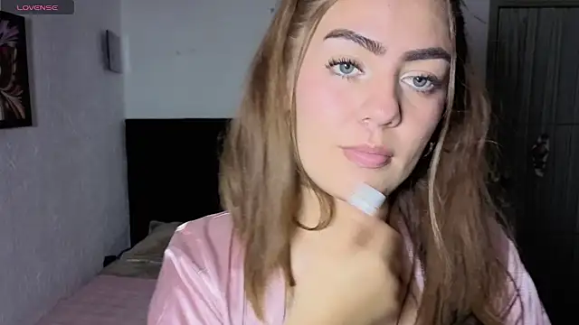 Snapshot of VelourNyx chatting on January 6, 3:43 am VelourNyx online show from January 6, 3:43 am