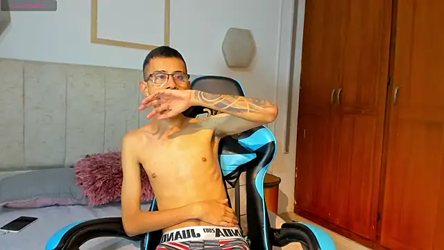 Snapshot of asher_lux chatting on January 6, 1:48 pm asher lux online show from January 6, 1:48 pm