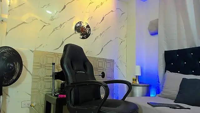 Snapshot of asher_lux chatting on February 25, 8:07 pm asher lux online show from February 25, 8:07 pm