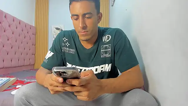 axelsavage042 online show from January 7, 8:22 pm