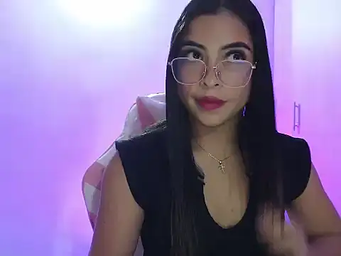 Snapshot of Daphne_Grayy chatting on February 15, 10:39 pm Daphne Grayy online show from February 15, 10:39 pm