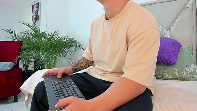 Liam saint online show from March 13, 1:18 pm