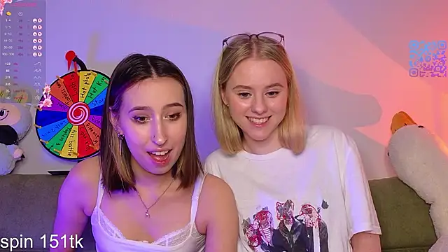 Snapshot of Mimipaws chatting on February 18, 7:43 pm Mimipaws online show from February 18, 7:43 pm