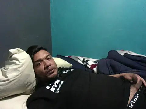 Snapshot of latinomoreno95 chatting on April 5, 11:18 am latinomoreno95 online show from April 5, 11:18 am