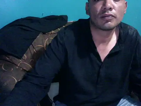 latinomoreno95 online show from May 15, 11:12 pm
