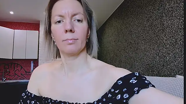 Amanda Luxe online show from March 4, 3:12 am