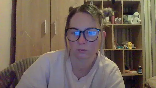 VikiLove765 online show from February 8, 9:40 pm